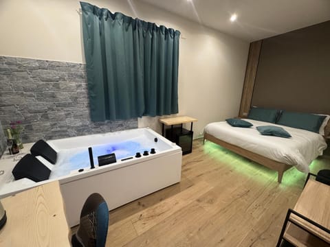 Bed, Hot Tub, Photo of the whole room