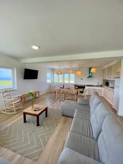 Natural landscape, TV and multimedia, Kitchen or kitchenette, Living room, Dining area