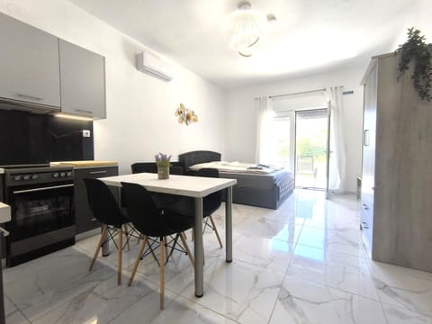 Bed, Living room, Photo of the whole room, Seating area, Dining area, Bedroom, oven, stove, air conditioner