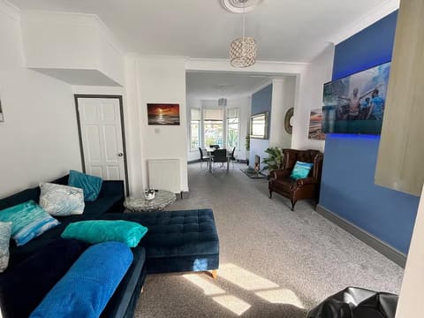 TV and multimedia, Living room, Seating area, Dining area