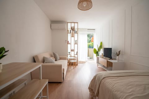 Bed, Living room