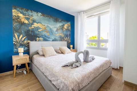Bed, Photo of the whole room, Bedroom, towels
