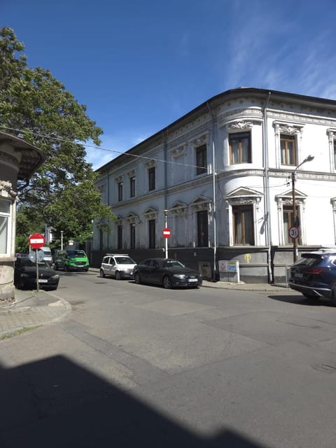 Property building, Day, Neighbourhood, Street view, Location, Parking