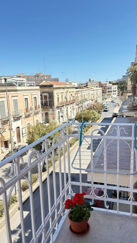 Property building, Neighbourhood, View (from property/room), Balcony/Terrace, City view, Parking