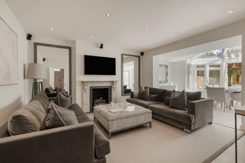 TV and multimedia, Living room, Seating area, Evening entertainment