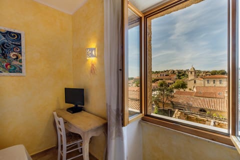 View (from property/room), Balcony/Terrace, City view, Inner courtyard view