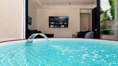 Bed, Hot Tub, TV and multimedia, Living room, Bath, kitchen