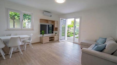 TV and multimedia, Seating area, Dining area