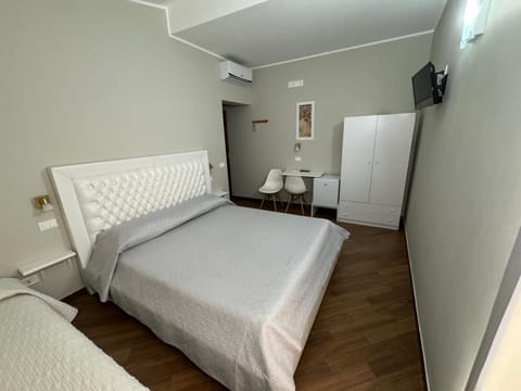 Bed, Bedroom, locker