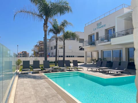 Property building, Swimming pool, Breakfast, Italian breakfast, Parking, elevator, air conditioner, air conditioner