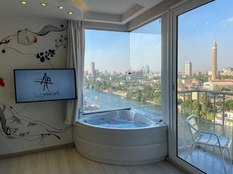 Hot Tub, City view, River view