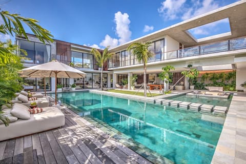 Property building, Day, Swimming pool