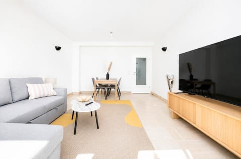 Communal lounge/ TV room, TV and multimedia, Living room, Seating area, Dining area, Evening entertainment