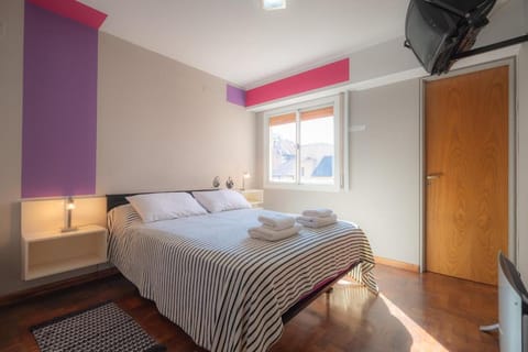 Bed, TV and multimedia, Bedroom, towels