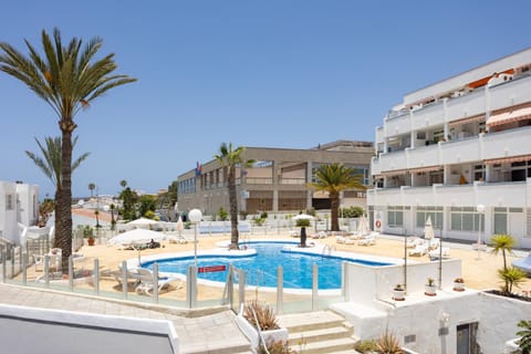 Property building, Swimming pool, sunbed