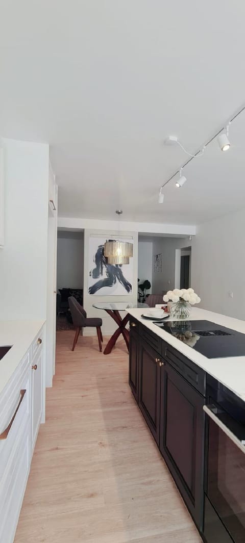 Kitchen or kitchenette, Dining area, minibar, stove
