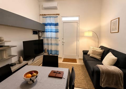 TV and multimedia, Living room, Seating area, Dining area, air conditioner