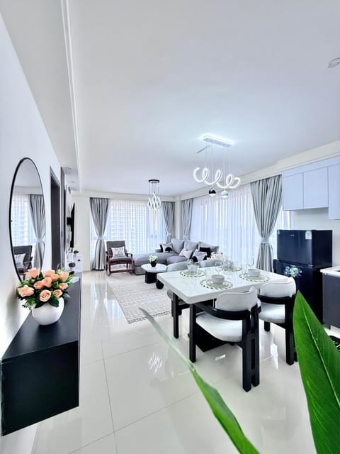 Bed, TV and multimedia, Living room, Photo of the whole room, Seating area, Dining area, Bedroom
