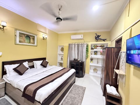 Bed, TV and multimedia, Photo of the whole room, Evening entertainment, Bedroom, towels, air conditioner