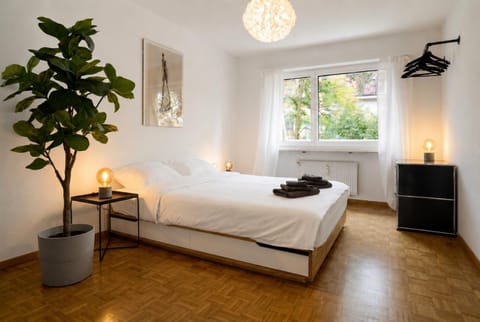 Bed, Day, Photo of the whole room, Bedroom, towels
