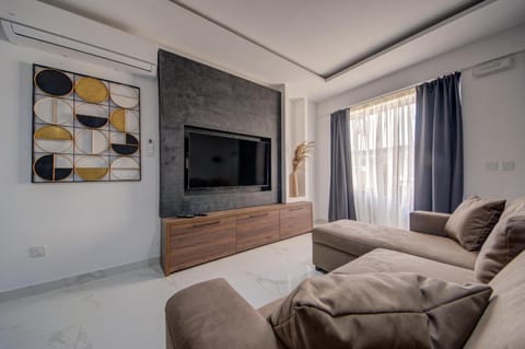 Communal lounge/ TV room, Bed, TV and multimedia, Living room, Photo of the whole room, Seating area, Evening entertainment, Bedroom