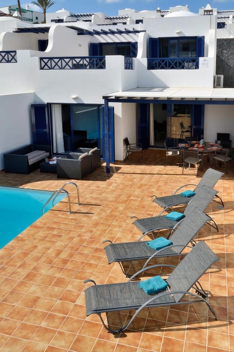 Patio, Swimming pool, Swimming pool