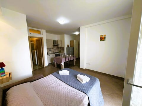 Bed, Kitchen or kitchenette, Photo of the whole room, Bedroom, towels