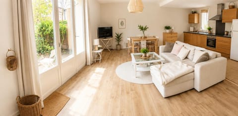 TV and multimedia, Kitchen or kitchenette, Living room, Seating area, Dining area