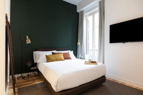 Bed, TV and multimedia, Photo of the whole room, Bedroom