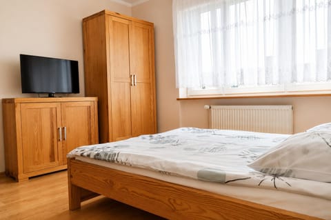 Bed, TV and multimedia, Photo of the whole room, Bedroom, wardrobe