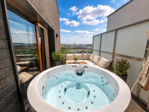 Hot Tub, View (from property/room), Balcony/Terrace, City view, Landmark view, Mountain view, towels