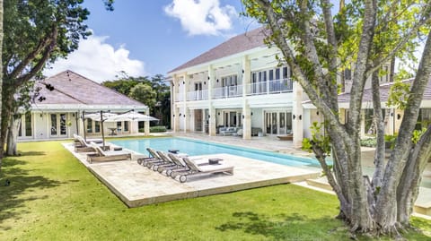 Property building, Patio, Garden, Garden view, Pool view, Swimming pool, sunbed