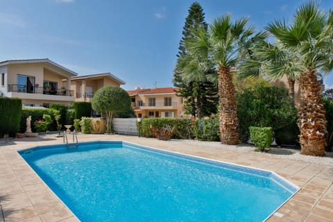 Property building, Garden, Pool view, sunbed