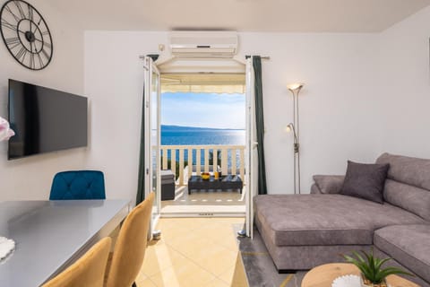 TV and multimedia, Living room, Sea view, air conditioner