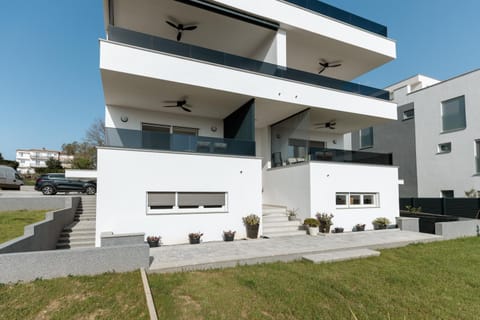 Property building, Day, Garden, Garden view