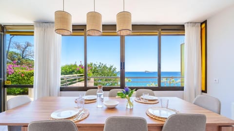 Natural landscape, View (from property/room), Balcony/Terrace, Dining area, Sea view
