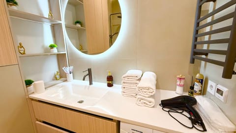 Bathroom, towels