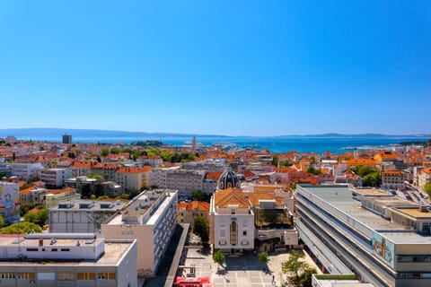 Property building, Nearby landmark, Day, Neighbourhood, Natural landscape, Bird's eye view, City view, Sea view, Street view, Location