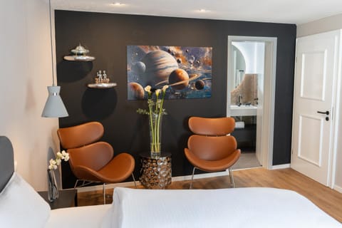 Bed, Photo of the whole room, Seating area, Bedroom