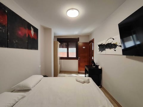 Bed, TV and multimedia, Photo of the whole room, Bedroom