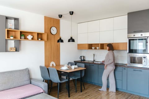 Coffee/tea facilities, Kitchen or kitchenette, oven, stove