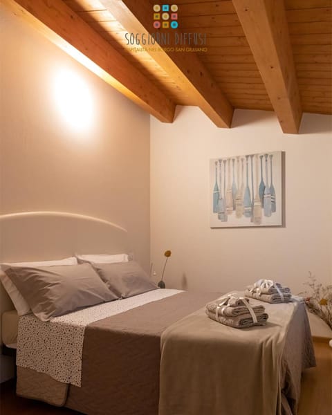 Bed, Bedroom, towels
