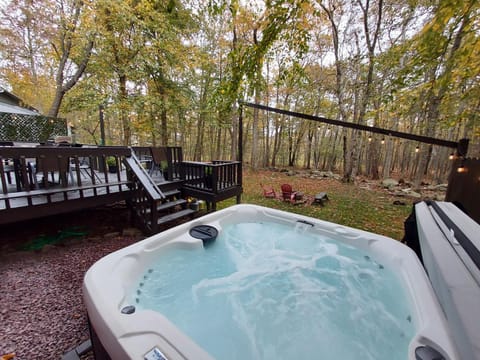 Chalet renovated Near Casino, Camelback , Kalahari 4bdrms firepit hot tub game room House in Coolbaugh Township