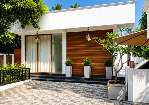Property building, Patio, Spring, Day, Garden, View (from property/room), Balcony/Terrace, Garden view