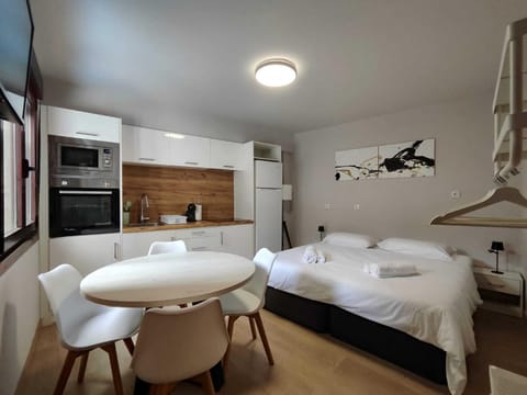 Bed, Kitchen or kitchenette, Photo of the whole room, Dining area, Bedroom