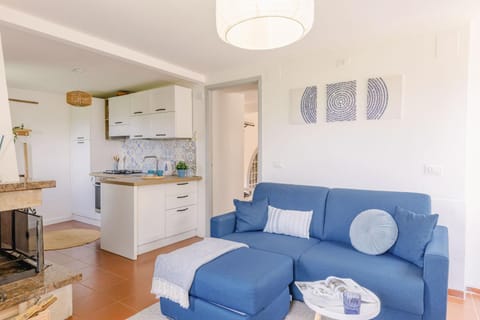 Kitchen or kitchenette, Living room, Seating area, Dining area, minibar, oven, pet friendly, stove