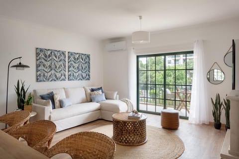 Balcony/Terrace, Living room, Seating area, heating, internet, air conditioner