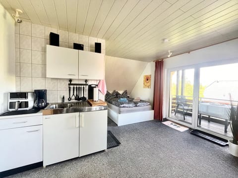 Bed, Coffee/tea facilities, Balcony/Terrace, Kitchen or kitchenette, Photo of the whole room, Seating area, Dining area, heating, stove, towels