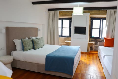 Bed, TV and multimedia, Photo of the whole room, Bedroom