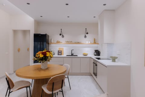 Kitchen or kitchenette, Dining area, stove
